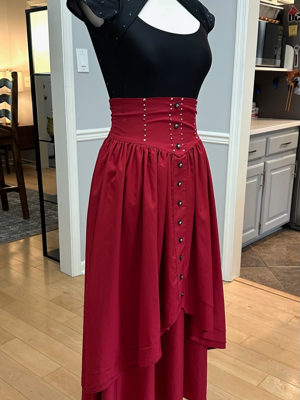 Red High-Waist Button Medieval costume - Picture 3 of 6